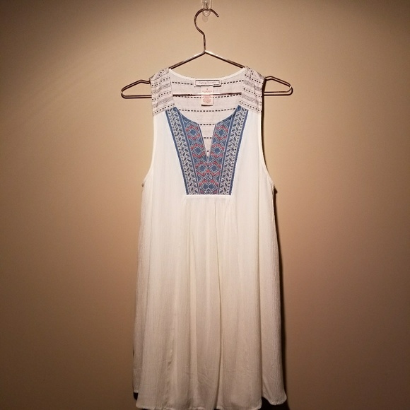 Flying Tomato Dresses & Skirts - Flying Tomato embroidered sleeveless dress Medium